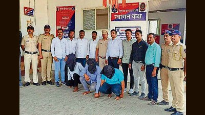 On Monday, police arrested a 22-year-old man and five accomplices on charges of carrying 140 counterfeit currency notes worth ₹22 lakh. On Monday, police arrested a 22-year-old man and five accomplices on charges of carrying 140 counterfeit currency notes worth ₹22 lakh.