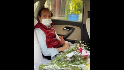 Renowned novelist Vikram Seth with a bouquet of flowers. (HT Photo) Renowned novelist Vikram Seth with a bouquet of flowers. (HT Photo)
