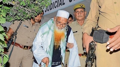 Cops escort Lashkar-e-Taiba bomb maker Syed Abdul Karim alias Tunda. (HT Photo / File)