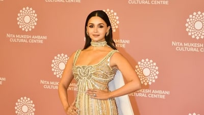 Alia Bhatt is already in Jamnagar with husband Ranbir Kapoor, mother-in-law Neetu Kapoor and their daughter Raha. The Kapoor family was picked up from the Jamnagar airport in a lux Rolls Royce. Alia Bhatt is already in Jamnagar with husband Ranbir Kapoor, mother-in-law Neetu Kapoor and their daughter Raha. The Kapoor family was picked up from the Jamnagar airport in a lux Rolls Royce.