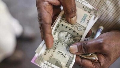 The government's total receipts stood at ₹22.52 lakh crore (81.7 per cent of corresponding RE 2023-24 of total receipts) as of January 2024 The government's total receipts stood at ₹22.52 lakh crore (81.7 per cent of corresponding RE 2023-24 of total receipts) as of January 2024