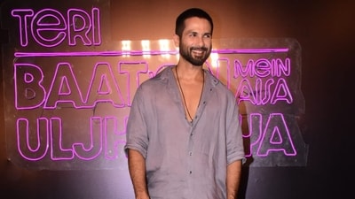 Shahid Kapoor was also seen posing solo at the Teri Baaton Mein Aisa Uljha Jiya success bash in Mumbai. Teri Baaton Mein Aisa Uljha Jiya features Shahid as a man who falls in love with a robot, named Sifra (Kriti Sanon). The film opened to mixed reviews. 