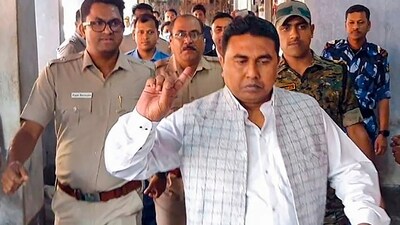 Sheikh Shahjahan's hand gesture when he was produced at the court. BJP said his confidence proved that he was in safe custody of the party. (PTI) Sheikh Shahjahan's hand gesture when he was produced at the court. BJP said his confidence proved that he was in safe custody of the party. (PTI)