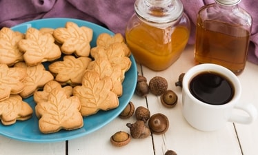 Canadian maple leaf cream cookies (Shutterstock ) Canadian maple leaf cream cookies (Shutterstock )