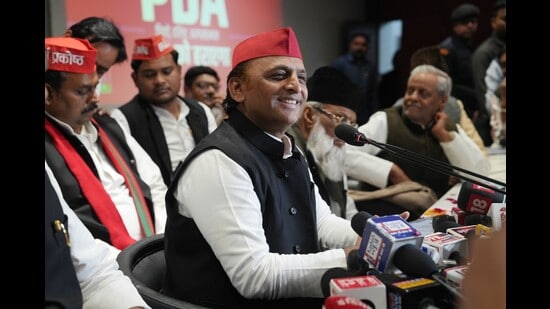 Samajwadi Party president Akhilesh Yadav during a press conference at the party office in Lucknow on Feb 29. (HT photo)