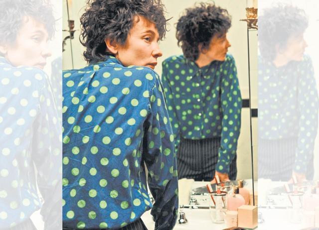 Cate Blanchett, playing Bob Dylan in I’m Not There (2007), was bony and angular. Today’s styles are more size-inclusive. Cate Blanchett, playing Bob Dylan in I’m Not There (2007), was bony and angular. Today’s styles are more size-inclusive.