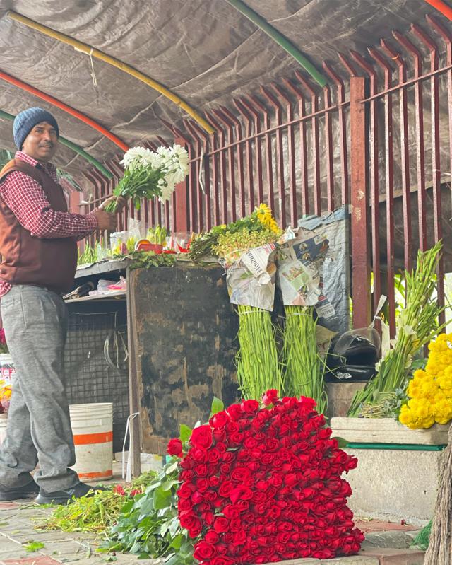 The florist stall situated just outside the fence of Mughal-era poet Rahim’s garden-tomb (HT Photo) The florist stall situated just outside the fence of Mughal-era poet Rahim’s garden-tomb (HT Photo)