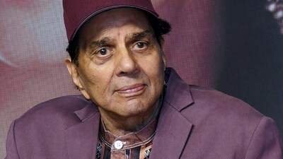 Dharmendra's latest picture had many fans concerned about his health. Dharmendra's latest picture had many fans concerned about his health.