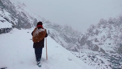 A man walks amid heavy snow at Ropa Valley in Kinnaur district of Himachal on Friday. (HT Photo) A man walks amid heavy snow at Ropa Valley in Kinnaur district of Himachal on Friday. (HT Photo)