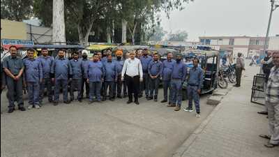 In a move to curb crime and unauthorised driving, the Karnal Police have mandated all drivers of auto-rickshaws and e-rickshaws registered with them to have a common dress code. (HT Photo)