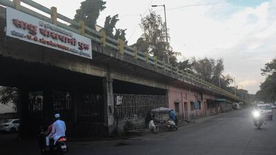 The Sadhu Vaswani railway overbridge connects the eastern and southern parts of the city to the northern area, leading to heavy traffic. (HT FILE) The Sadhu Vaswani railway overbridge connects the eastern and southern parts of the city to the northern area, leading to heavy traffic. (HT FILE)