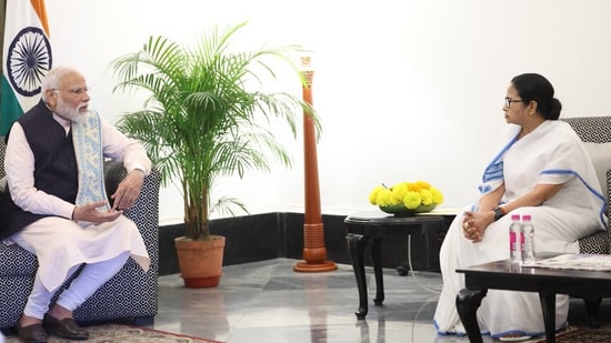 Narendra Modi Bengal Visit LIVE: Mamata Banerjee meets PM at Raj Bhavan Narendra Modi Bengal Visit LIVE: Mamata Banerjee meets PM at Raj Bhavan