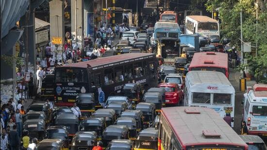 Mumbai, India - March 1, 2024: Last mile connectivity issues at Business Hubs, Andheri Station in Mumbai, India, on Friday, March 1, 2024. (Photo by Satish Bate/ Hindustan Times) (Hindustan Times)