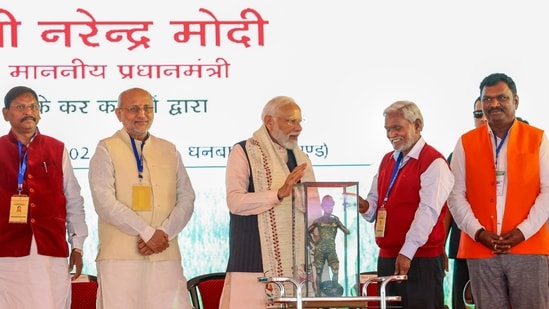 PM Modi with Union Minister for Tribal Affairs Arjun Munda, Jharkhand Governor C. P. Radhakrishnan and Chief Minister Champai Soren at the foundation stone laying and inauguration of multiple developmental projects, in Sindri, Dhanbad district.(PTI)