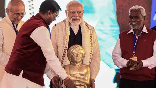 PM Modi also inaugurated, dedicated and laid the foundation stone of several rail projects worth more than <span class='webrupee'>₹</span>17,600 crore in Jharkhand.(PTI)