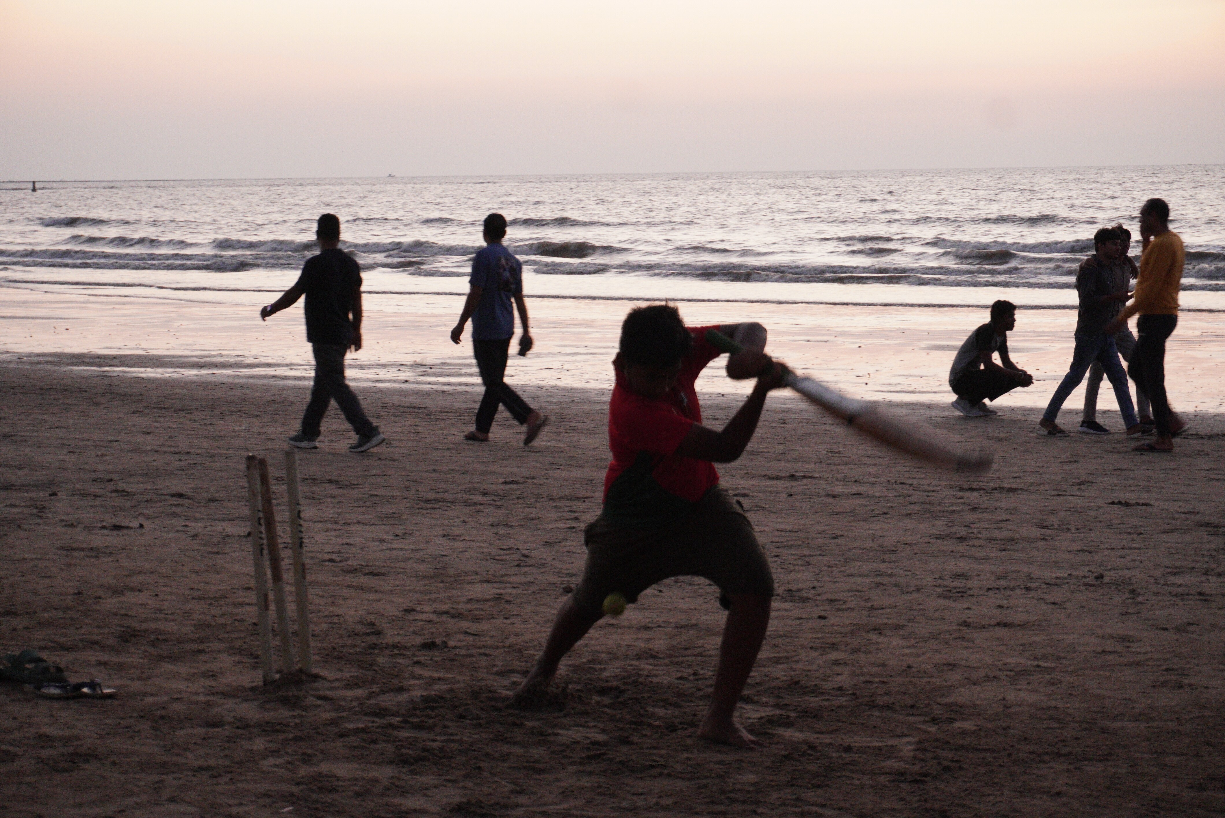 Cricket on Versova beach (Suhit Bombaywala) Cricket on Versova beach (Suhit Bombaywala)