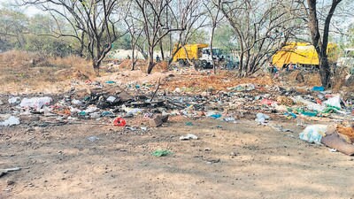 Garbage littered near Heavens Park at Mohammadwadi. No guard was seen patrolling the vast forest area except dedicated volunteers of Nandanvan forest. (HT PHOTO) Garbage littered near Heavens Park at Mohammadwadi. No guard was seen patrolling the vast forest area except dedicated volunteers of Nandanvan forest. (HT PHOTO)