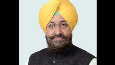 Leader of Opposition (LoP) Partap Singh Bajwa hit out at the Aam Aadmi Party (AAP) government in Punjab for levying 0.25% stamp duty on loans for vehicles and property, stating that it would burn a hole in people’s pockets. (HT File)