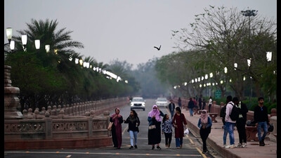 Lucknowites enjoying weather after rain in Lucknow on Saturday (Deepak Gupta/HT) Lucknowites enjoying weather after rain in Lucknow on Saturday (Deepak Gupta/HT)