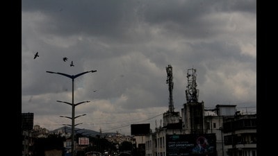Meanwhile, in Pune cloudy weather and light rainfall have been experienced throughout the day. Many areas in the city have also reported hazes during the morning hours. (HT PHOTO)