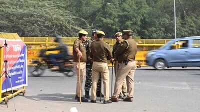 Delhi Police personnel seen standing on roadside. (HT File) Delhi Police personnel seen standing on roadside. (HT File)