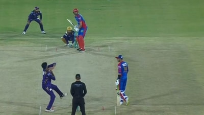 Usman Tariq grabs attention for his bizarre action Usman Tariq grabs attention for his bizarre action