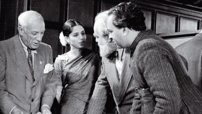 Minnette de Silva with Pablo Picasso and others (Source: Wiki Commons) (Wikimedia Commons) Minnette de Silva with Pablo Picasso and others (Source: Wiki Commons) (Wikimedia Commons)