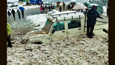 vehicles buried under snow after an avalanche at Nehru Kund on the Manali-Solang road on Saturday. (HT Photo) vehicles buried under snow after an avalanche at Nehru Kund on the Manali-Solang road on Saturday. (HT Photo)