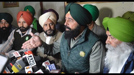 Farm leader Harinder Singh Lakhowal addressing a press conference in Ludhiana on Saturday. (Gurpreet Singh/HT)