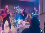 Aman Gupta jamming to Shah Rukh Khan’s Yeh Dil Deewana with the boy band Twin Strings. 