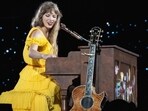 Taylor Swift performs Mine x Starlight and I Don't Wanna Live Forever x Dress as surprise songs for the first Eras Tour show in Singapore (March 2)