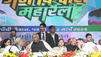 RJD chief Lalu Prasad Yadav, Congress president Mallikarjun Kharge, Congress leader Rahul Gandhi and others during Jan Vishwas Maharally at Gandhi Maidan in Patna, Bihar, India, Sunday, 03, 2024. (Photo by Santosh Kumar/ Hindustan Times)