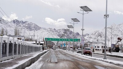 Commuters navigate snowy terrain in Leh amidst fresh snowfall on Sunday. (ANI) Commuters navigate snowy terrain in Leh amidst fresh snowfall on Sunday. (ANI)