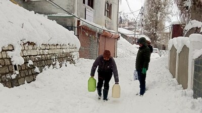 In Lahaul-Spiti, locals transport drinking water in gallons along snow-covered roads after heavy snowfall in the upper reaches of Himachal Pradesh. (ANI) In Lahaul-Spiti, locals transport drinking water in gallons along snow-covered roads after heavy snowfall in the upper reaches of Himachal Pradesh. (ANI)