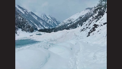 Flow of Chenab river obstructed after an avalanche at Jasrath village in Lahaul Valley. (HT Photo) Flow of Chenab river obstructed after an avalanche at Jasrath village in Lahaul Valley. (HT Photo)