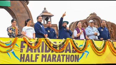 Haryana Chief Minister Manohar Lal Khattar, Olympian boxer Mary Kom and shooter Manu Bhaker during Faridabad half marathon in Faridabad on Sunday. (PTI)