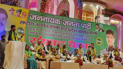 Jannayak Janta Party (JJP) leader and Haryana deputy chief minister Dushyant Chautala on Sunday said that the party’s national president Ajay Singh Chautala has formed a co-ordination committee to speak to the NDA leadership and clear the party’s position in the upcoming parliamentary elections in one week. (HT Photo)