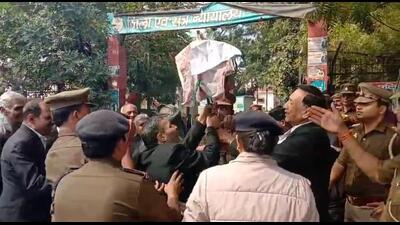 Lawyers staging protest at Civil Court gates in Agra on Saturday. (HT) Lawyers staging protest at Civil Court gates in Agra on Saturday. (HT)