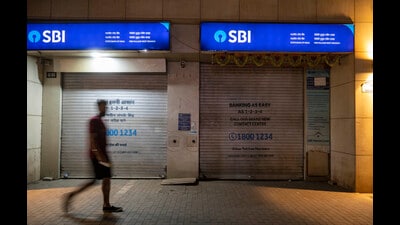On Friday, the police arrested Manoj Mhaske, 33, service manager of State Bank of India (SBI) for stealing the gold in the bank’s locker. The police said that Mhaske had allegedly through Shaikh sold the gold ornaments to another accused, who is on the run still. (Hindustan Times) On Friday, the police arrested Manoj Mhaske, 33, service manager of State Bank of India (SBI) for stealing the gold in the bank’s locker. The police said that Mhaske had allegedly through Shaikh sold the gold ornaments to another accused, who is on the run still. (Hindustan Times)