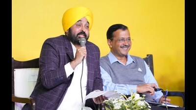 Punjab chief minister Bhagwant Mann and Delhi chief minister Arvind Kejriwal interacting with industrialists and traders during a ‘Sarkar-Vapaar Milni’ programme in Ludhiana on Sunday. (HT photo) Punjab chief minister Bhagwant Mann and Delhi chief minister Arvind Kejriwal interacting with industrialists and traders during a ‘Sarkar-Vapaar Milni’ programme in Ludhiana on Sunday. (HT photo)