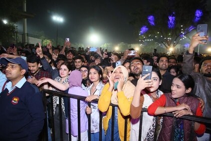 The students of Jamia Hamdard couldn't keep calm during the singer's performance. (Photo: Manoj Verma/HT) The students of Jamia Hamdard couldn't keep calm during the singer's performance. (Photo: Manoj Verma/HT)