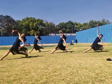 Members of Adagio conducted a workshop for students, teaching them ballet moves. Members of Adagio conducted a workshop for students, teaching them ballet moves.