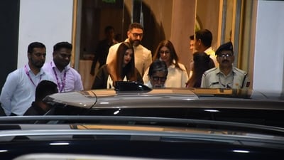 Aishwarya Rai, Shweta Bachchan, Abhishek Bachchan and Amitabh Bachchan at Mumbai airport on early Monday. (Pic: Varinder Chawla)