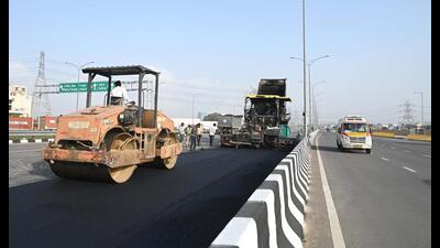 Final construction work going on at Dwarka Expressway near Sector-36 in Gurugram. (Parveen Kumar/HT Photo) Final construction work going on at Dwarka Expressway near Sector-36 in Gurugram. (Parveen Kumar/HT Photo)