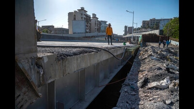 Mumbai, India : The BMC has said that it is appoiting VJTI and IIT to figure out a solution to connect Barfiwala flyover with the Gokhale Bridge. There is nearly two meters of gap between the two currently. in Mumbai, India, on Friday, February 23, 2024. (Photo by Satish Bate/ Hindustan Times) (Hindustan Times) Mumbai, India : The BMC has said that it is appoiting VJTI and IIT to figure out a solution to connect Barfiwala flyover with the Gokhale Bridge. There is nearly two meters of gap between the two currently. in Mumbai, India, on Friday, February 23, 2024. (Photo by Satish Bate/ Hindustan Times) (Hindustan Times)