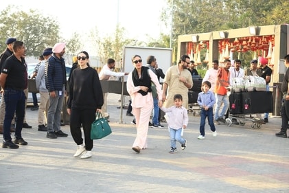 The Pataudi clan with Karisma Kapoor. The Pataudi clan with Karisma Kapoor.