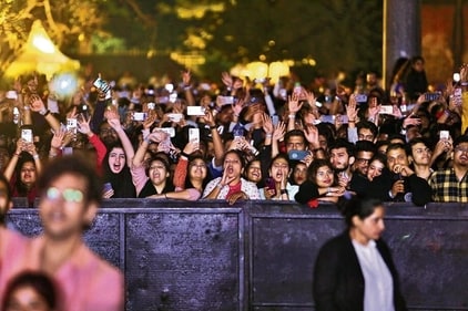 Singing along to the singer's chartbusters, the crowd couldn't help but scream 'I love you' every time the singer paused for breath. (Manoj Verma/HTBS) Singing along to the singer's chartbusters, the crowd couldn't help but scream 'I love you' every time the singer paused for breath. (Manoj Verma/HTBS)