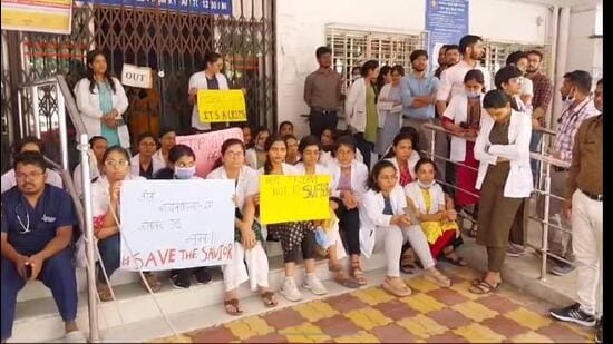 Resident doctors at the Post Graduate Institute-Yashwantrao Chavan Memorial Hospital in Pimpri went on strike on Monday following an attack on their colleagues by relatives of patient. (HT)