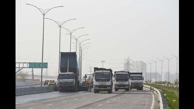 Dwarka expressway is being built at a cost of ₹9000 crore and it is being built in four packages. (Parveen Kumar/HT Photo.) Dwarka expressway is being built at a cost of ₹9000 crore and it is being built in four packages. (Parveen Kumar/HT Photo.)
