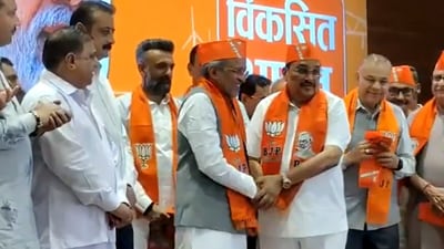 Gujarat BJP chief CR Paatil was seen welcoming Arjun Modhwadia and Congress's former working president Ambarish Der, with BJP scarfs and caps on Tuesday. (ANI) Gujarat BJP chief CR Paatil was seen welcoming Arjun Modhwadia and Congress's former working president Ambarish Der, with BJP scarfs and caps on Tuesday. (ANI)